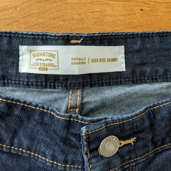 Levi's Totally Shaping Hi Rise Skinny Jeans - Picture 4 of 5